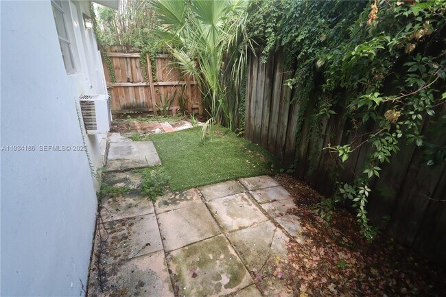 Building Photo - 915 NE 16th Terrace