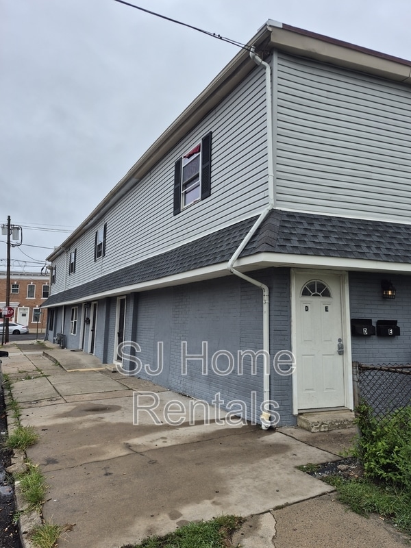 Primary Photo - 215 S Pavilion Ave