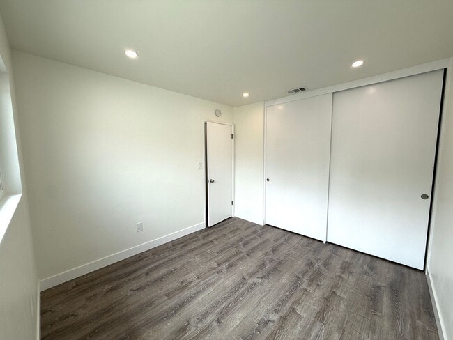 Building Photo - Newly Remodeled Interior 3BD! Enclosed Backyard! AC! Washer and Dryer!