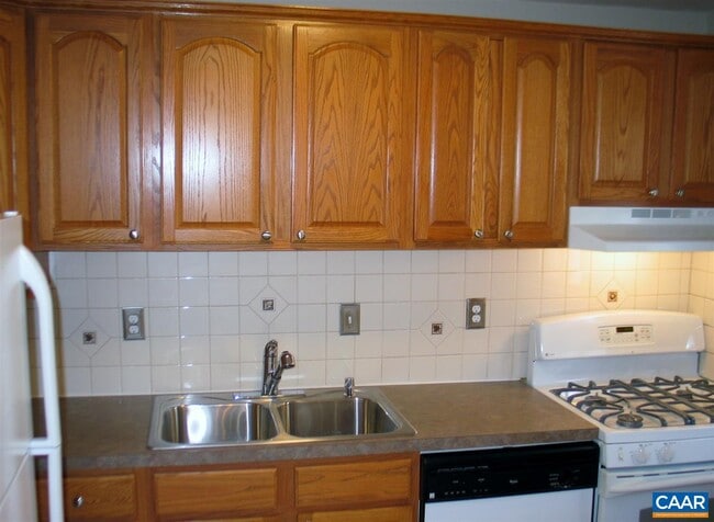 Building Photo - 2527 Hydraulic Rd