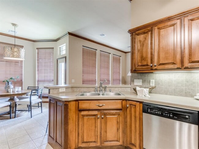 Building Photo - 16616 Hardwood Pl