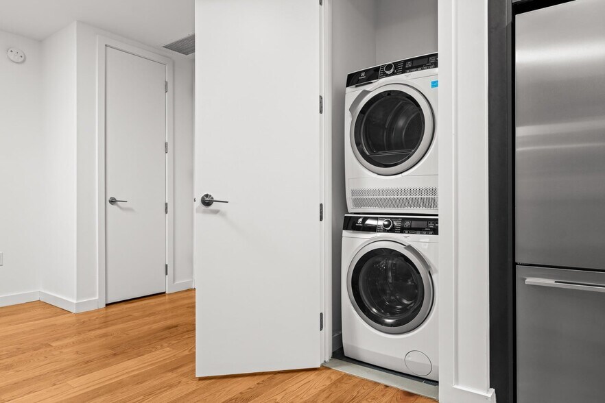 Building Photo - 123 Melrose St