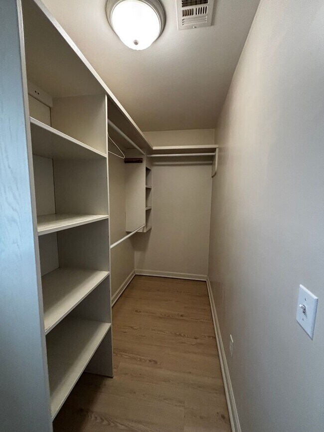 Building Photo - Brookside Charmer on secluded dead end street, just a 2 minute distance to restaurants, shopping ...