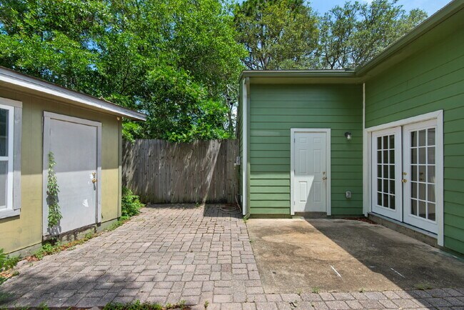 Building Photo - "Charming 2-Bed Townhouse Oasis in Shalimar !"