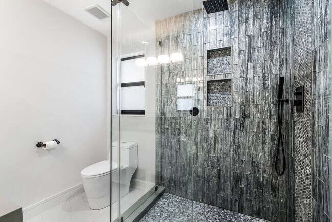 Building Photo - 3432 Pine Haven Cir