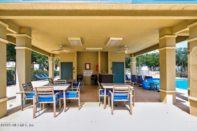 Building Photo - 13703 Richmond Park Dr N