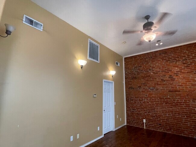Building Photo - 410 N Pearl St