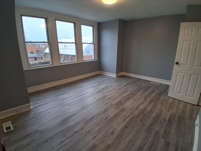 Building Photo - 3 BED 1 BATH HOME FOR RENT