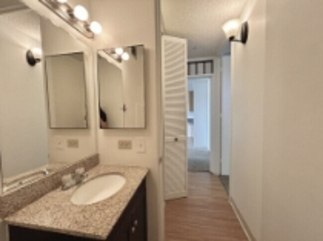 Building Photo - Beautiful golf course views from this Salt Lake - Moanalua condo!