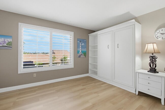 Building Photo - $3,200 - Charming 2-Bedroom + Optional 3rd Bedroom/Office Condo in Desirable Oaks North 55+ Commu...