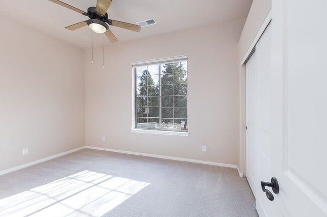 Building Photo - 4 Bedroom, 2 Bathroom Home in Timber Ridge