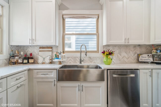 Building Photo - 4024 N Maplewood Ave