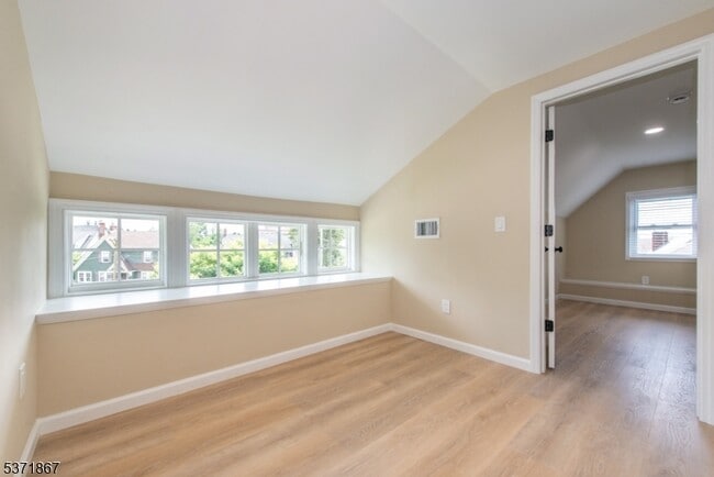 Building Photo - 50 Walnut Crescent