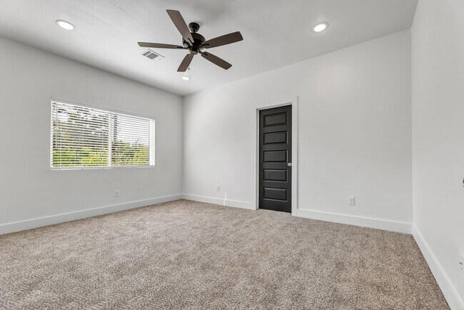 Building Photo - 213 Lynn Dr