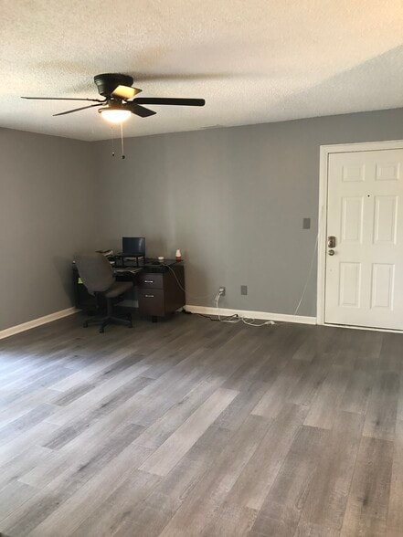 Living Room - 911 Camelot Dr
