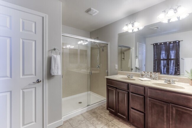Building Photo - Welcome to this charming 3 bedroom, 2 bath...