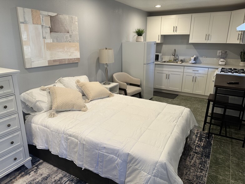 BEDROOM - 13601 Oxford Ct