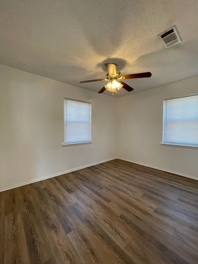 Building Photo - Rental