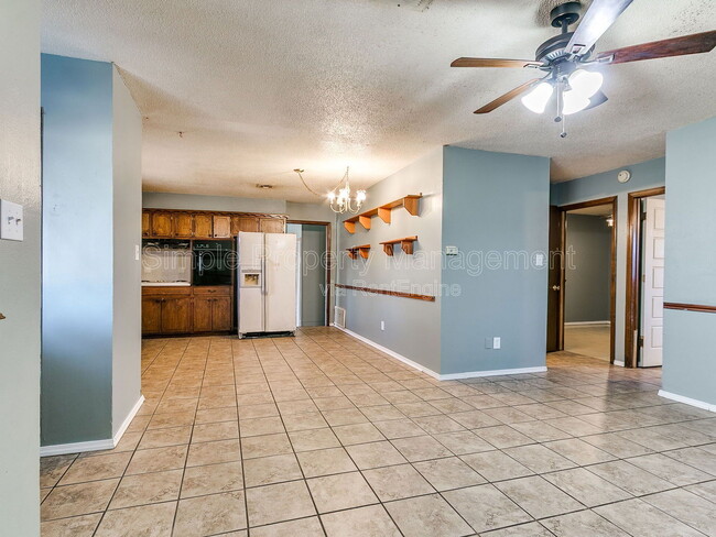 Building Photo - 2205 Donna Dr