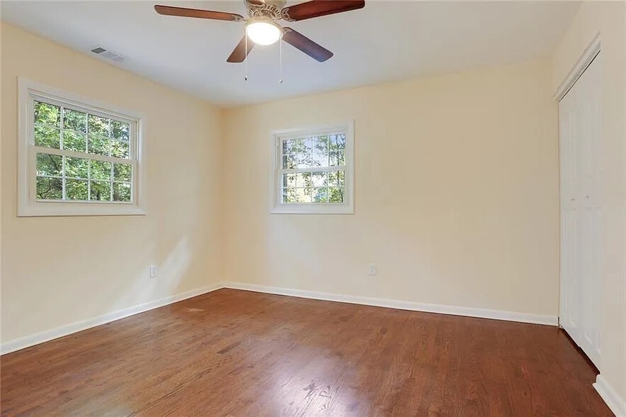 Building Photo - Room in House on Shawnee Trail