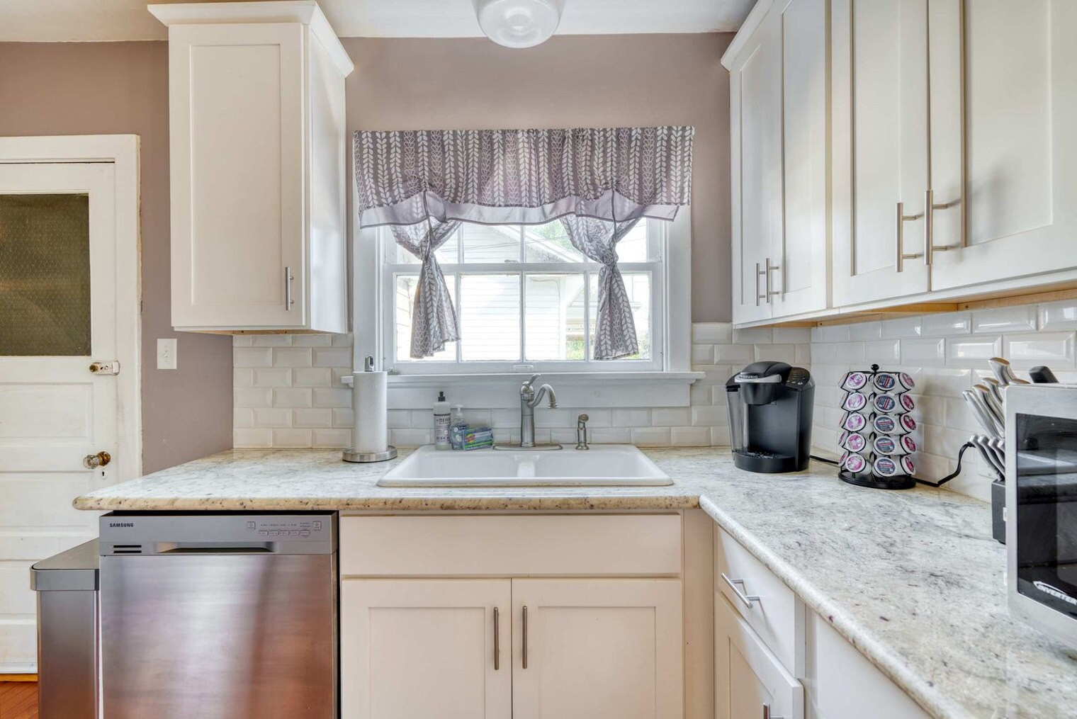 Building Photo - 3565 NE Broadway