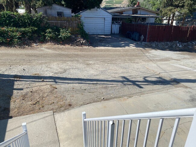 Building Photo - 320 E Nixon Ave