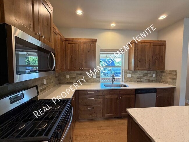 Building Photo - 2713 NE Black Oak Pl