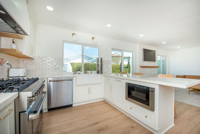 Building Photo - Remodeled South Huntington Beach Home