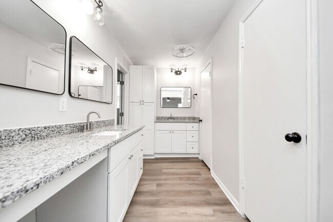 Building Photo - 3923 Cypress Lake Dr