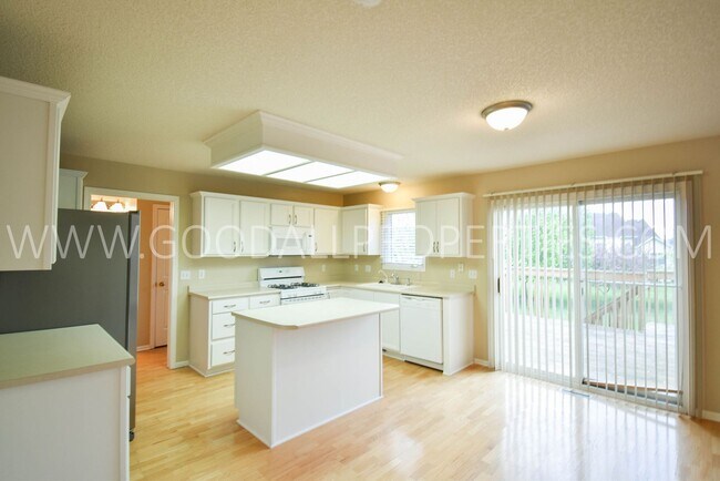 Building Photo - 4 Bedroom 2.5 Bathroom home in Urbandale