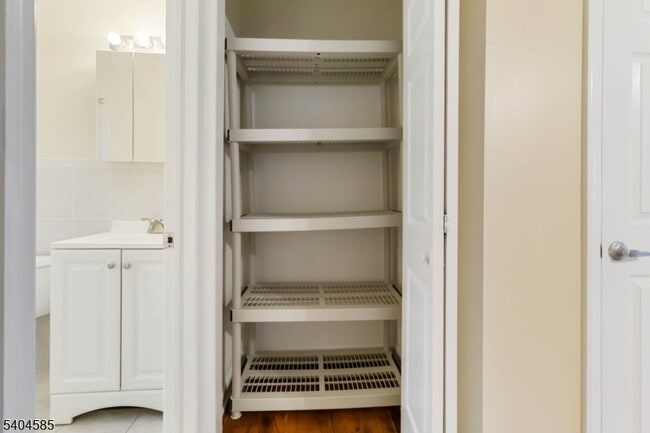 Building Photo - 25 River Rd