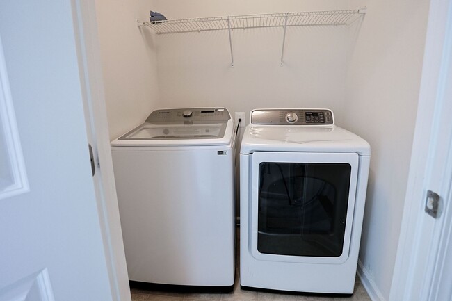 Building Photo - Move-in ready Townhome in Wenworth Green C...