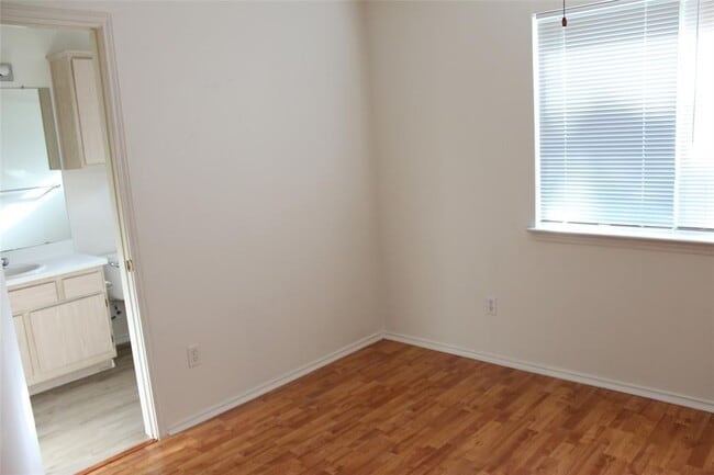 Building Photo - 9702 Nightjar Dr