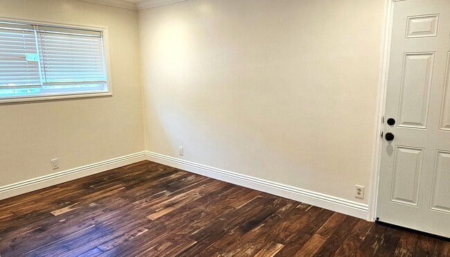 Building Photo - Gorgeous Remodeled 2 Bedrooms, 1 Bath Hous...