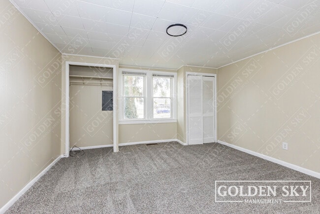 Building Photo - 628 W Memorial Dr