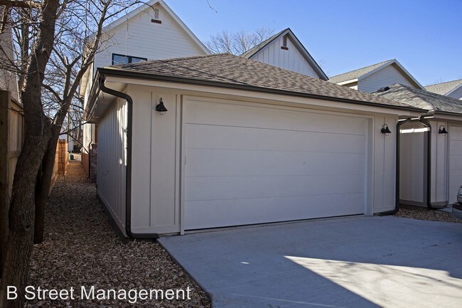 Building Photo - 4 br, 3.5 bath House - 329 SW D Street