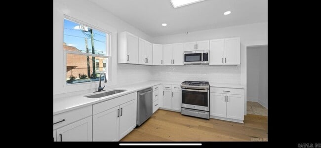 Building Photo - 2501 S Maple St