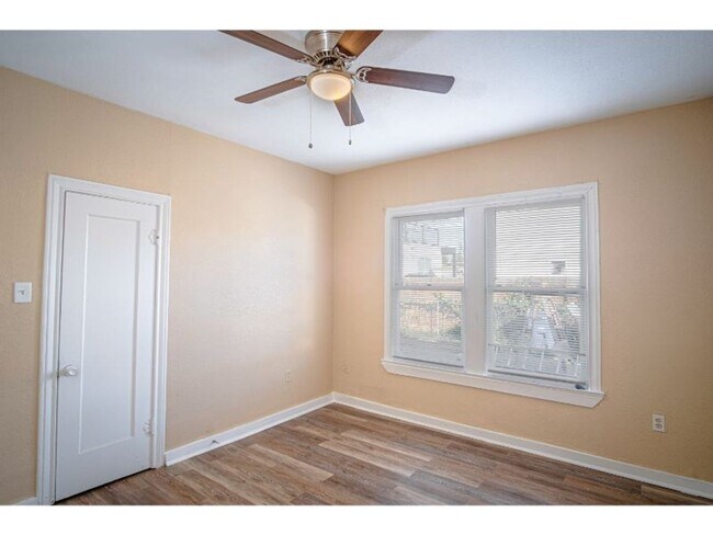 Building Photo - 907 Iowa St