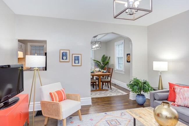 Building Photo - Available Now - Adorable and Spacious! 2 B...