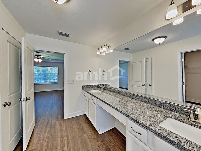 Building Photo - 3015 Creek Village Ln