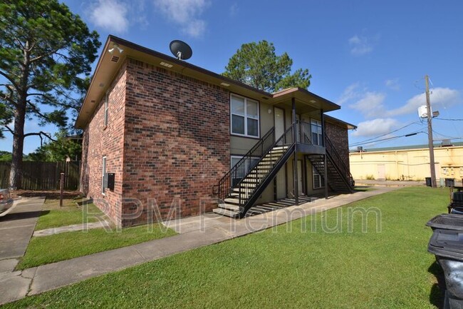 Primary Photo - 2150 N Sherwood Forest Dr