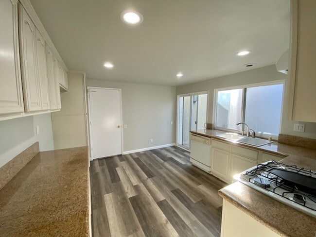 Building Photo - 3 Bed 2 Bath in Gated Beach Community-A must see Home