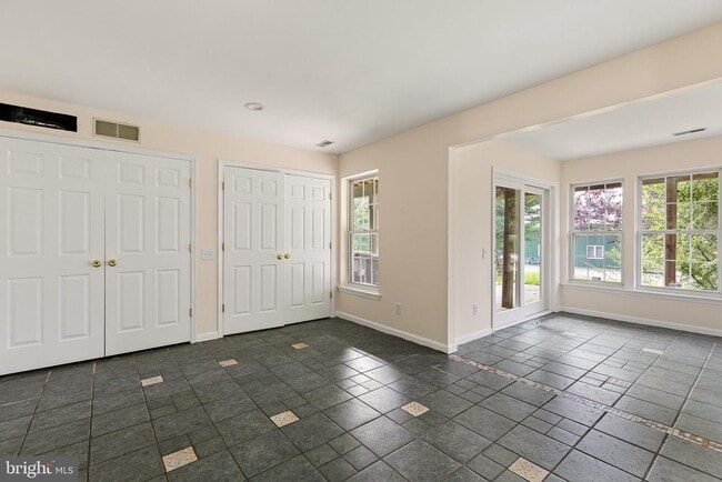 Building Photo - 22 Crenshaw Ct