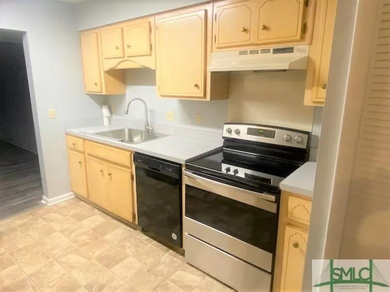 Building Photo - 912 Pineland Ave