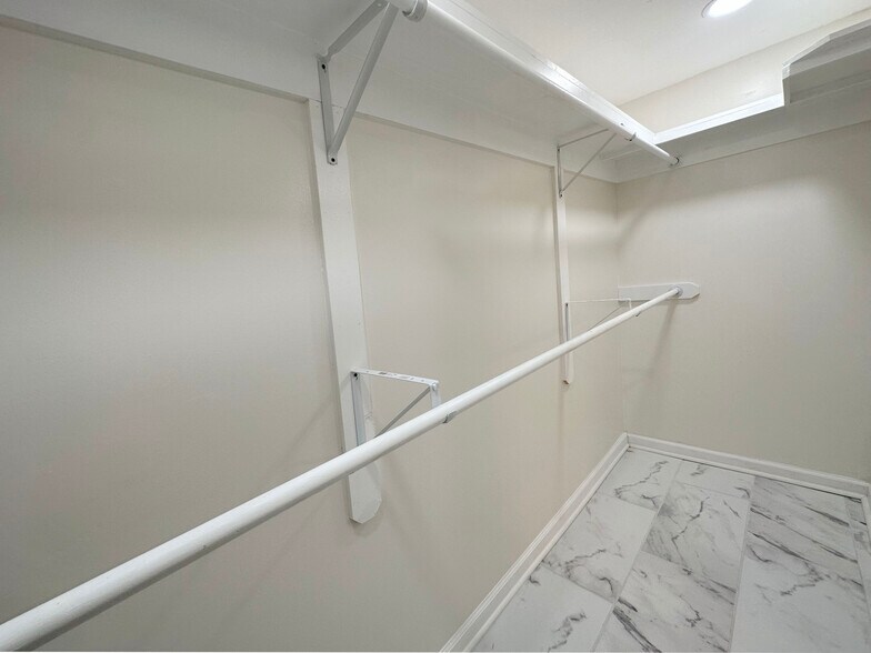 Building Photo - 1417 La Chateau Dr