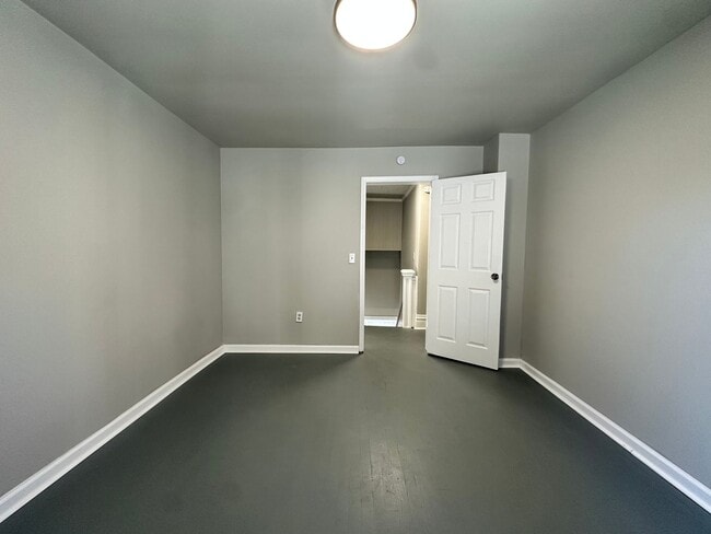 Building Photo - Five Bedroom House Available in Battle Creek