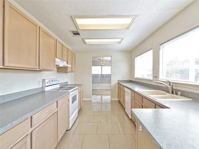 Building Photo - 15357 Oconto Dr