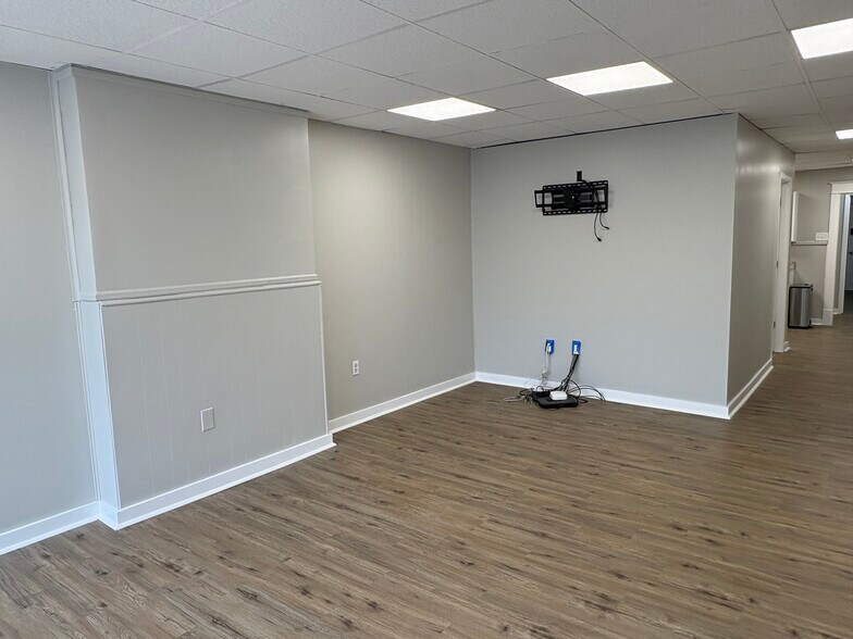 Building Photo - 709 7th Ave