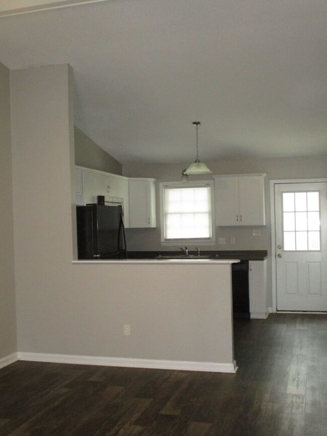 Building Photo - Charming two bedroom two bath duplex just ...