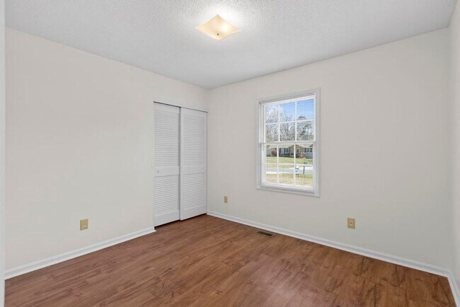 Building Photo - Country Living! Brick Ranch!